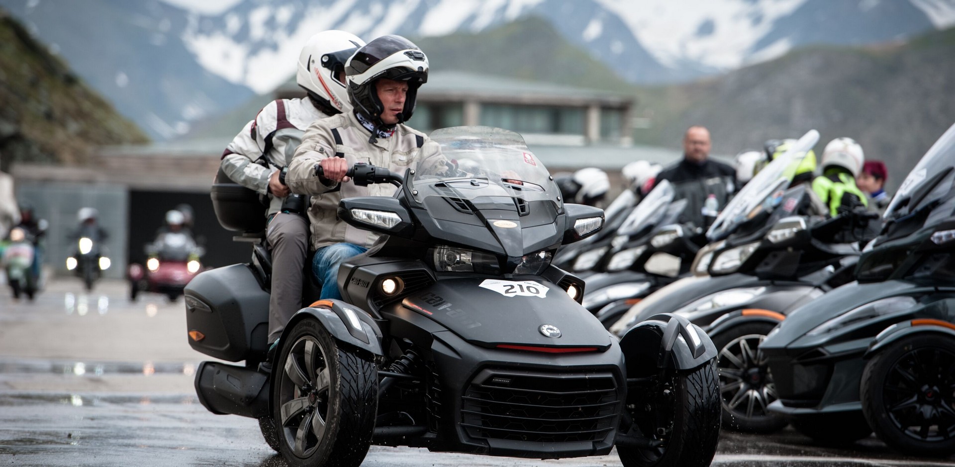 Захід «Підкорення гори Гросглокнер» на родстерах Spyder 2018 року дозволив його учасникам, яких поєднує пристрасть до захопливої їзди, отримати безліч незабутніх вражень. Захід «Підкорення гори Гросглокнер» на родстерах Spyder 2018 року дозволив його учасникам, яких поєднує пристрасть до захопливої їзди, отримати безліч незабутніх вражень.